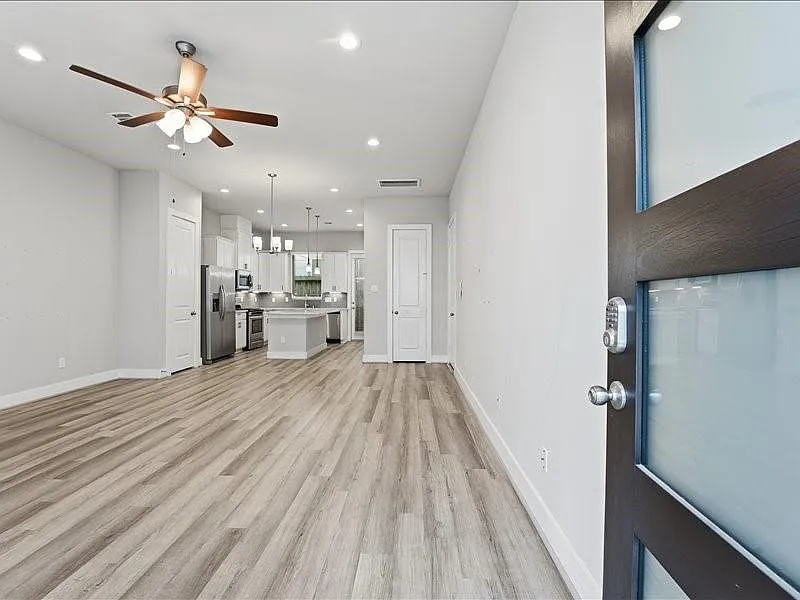 3 bed, 2.5 bath, 1596 sqft, $2,250 — Photo 2