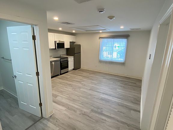 4th image of 845 Oaklawn Ave Suite 204