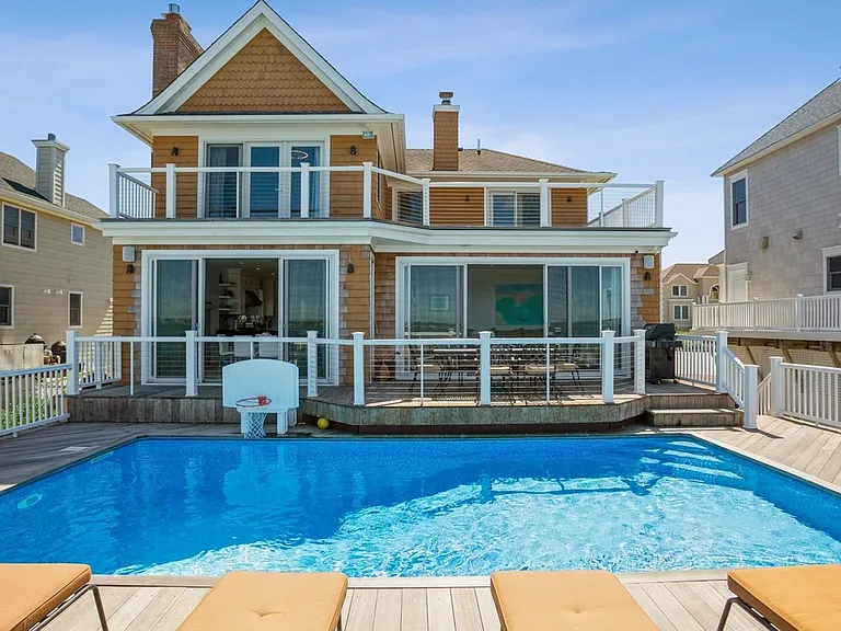 676 Dune Rd — Photo 19