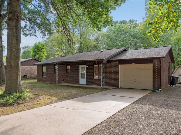 2817 N Susan Carol Ln, Fayetteville, AR 72703