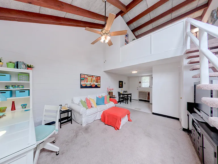 321 SW 13th St — Photo 4