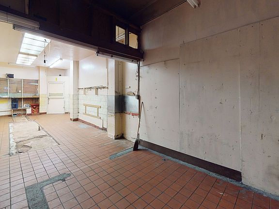 5th image of 834 Jackson St
