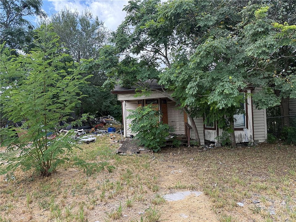 2nd image of 614 Lopez St