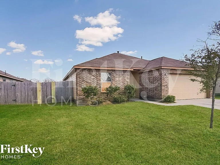 106 W Red Oak Ln — Photo 2