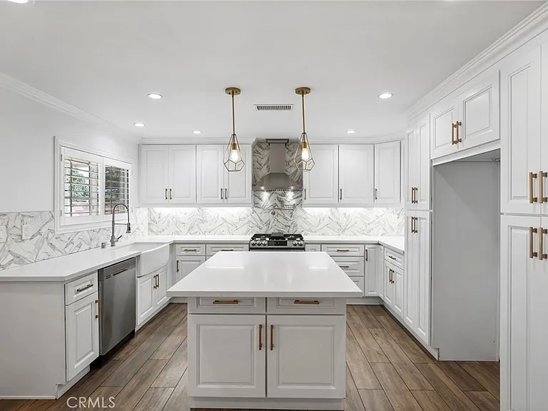 10811 Des Moines Ave — Photo 14