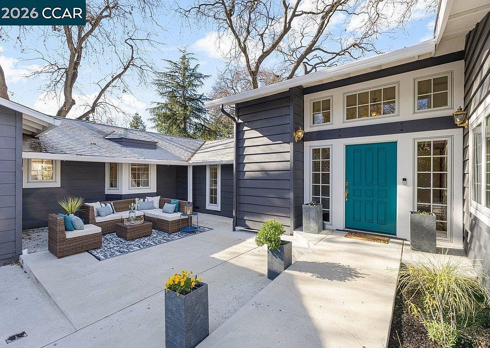 1st image of 1079 W Holly Dr
