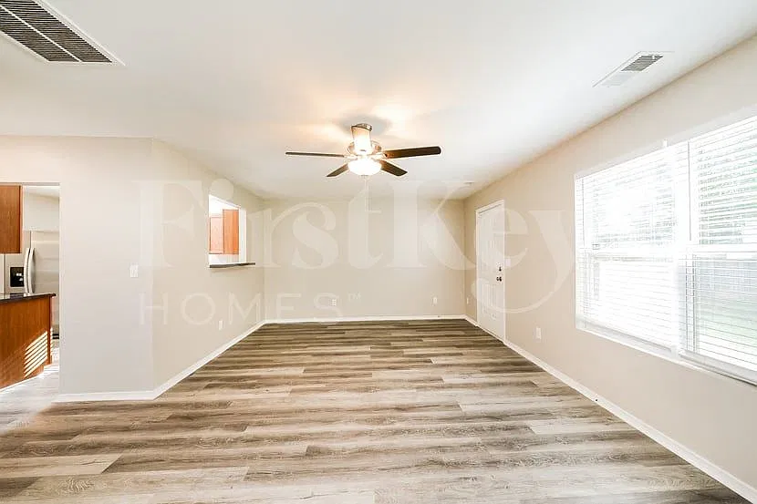 3 bed, 2.5 bath, 1881 sqft, $2,070 — Photo 4