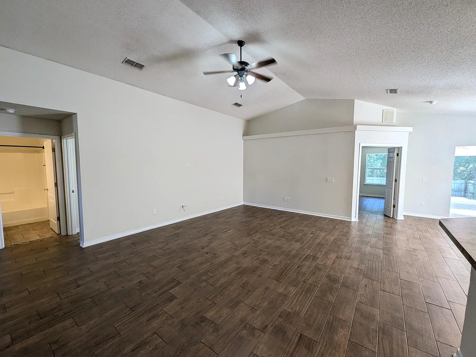 3 bed, 2.0 bath, 2040 sqft, $2,220 — Photo 3