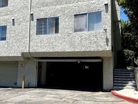 3rd image of 11768 Moorpark St Unit A