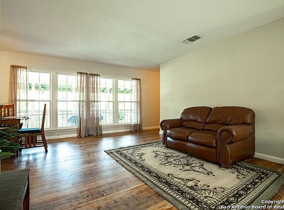 4th image of 2508 W Summit Ave