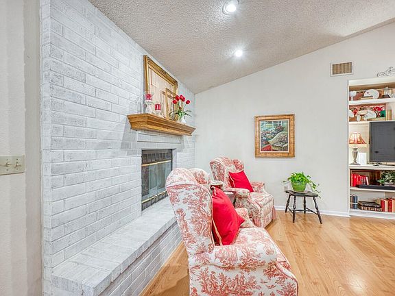 5th image of 322 San Saba Street