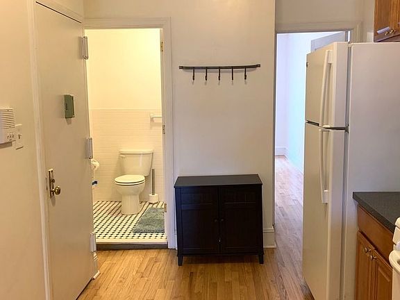 5th image of 536 11th St APT 4R