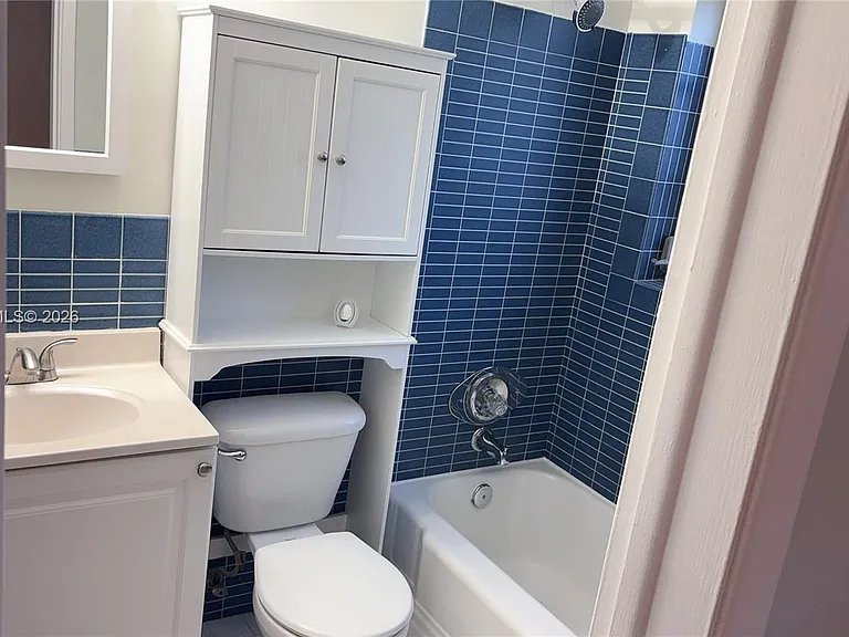 3212 NE 7th Pl #10 — Photo 5