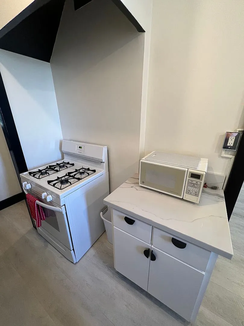 Modern Downtown Long Beach Studio | Utilities Included — Photo 3