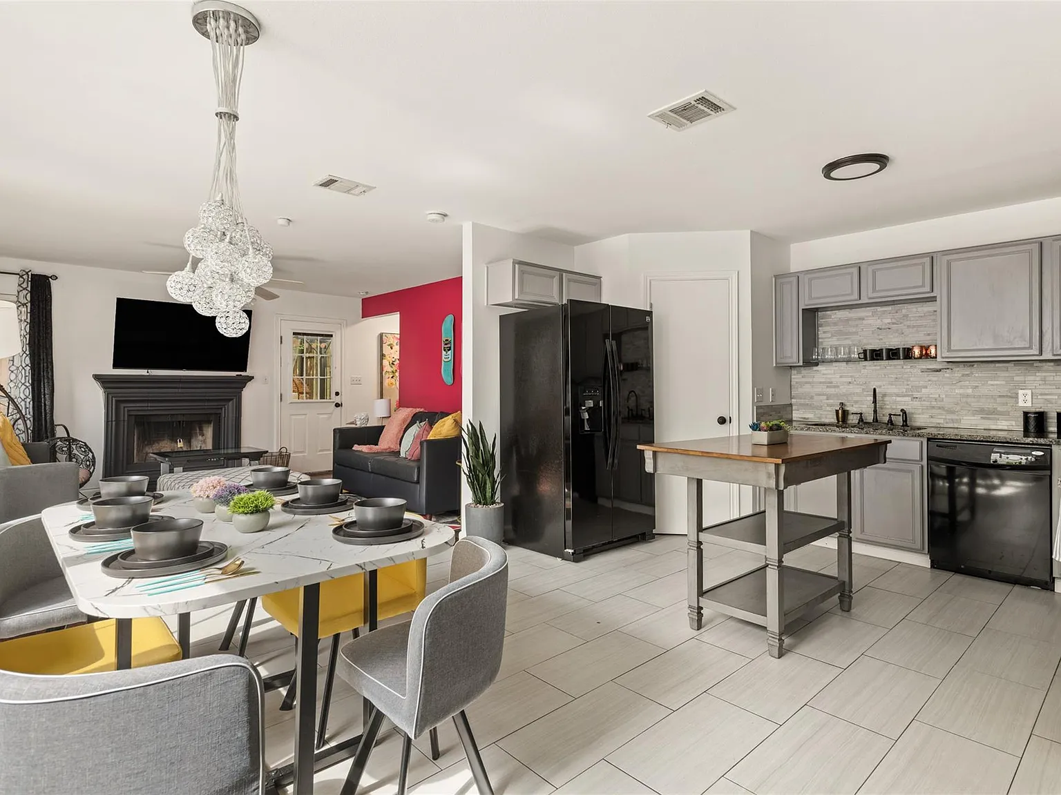 2 bed, 2.0 bath, 1205 sqft, $1,595 — Photo 2