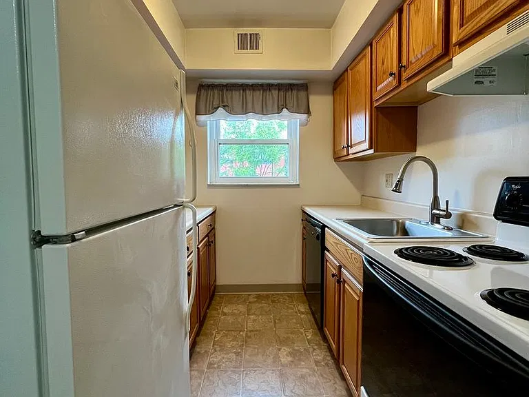 360 Maryland Ave — Photo 115