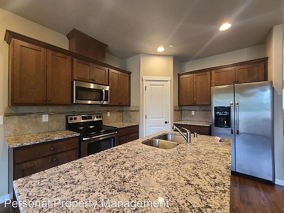 5th image of 7629 NE 31st Cir