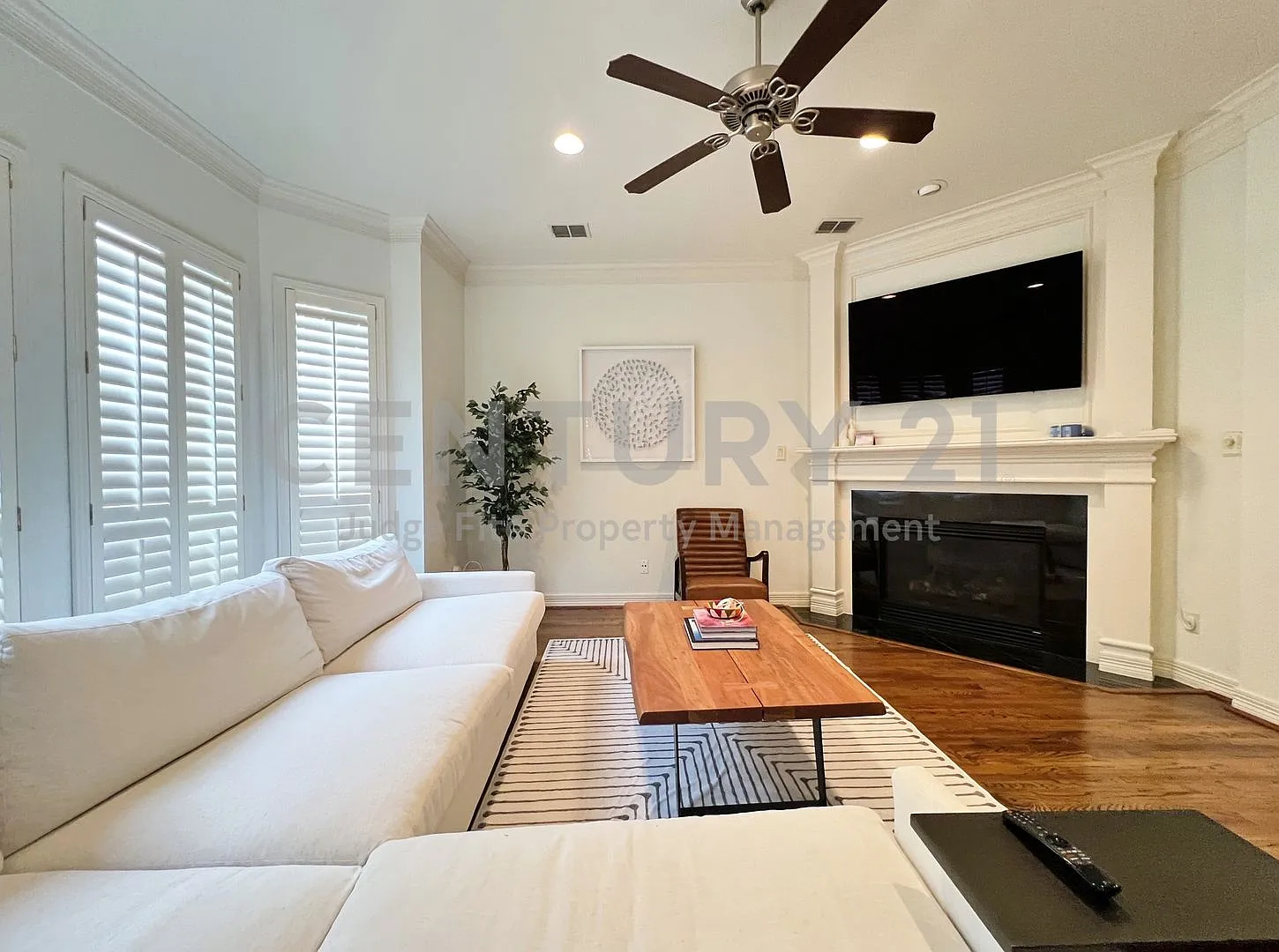 3895.00 Per Month For An 18 Month Lease Term! Tastefully Updated 3-Story 3/3.5/2 Townhome In The ... — Photo 2