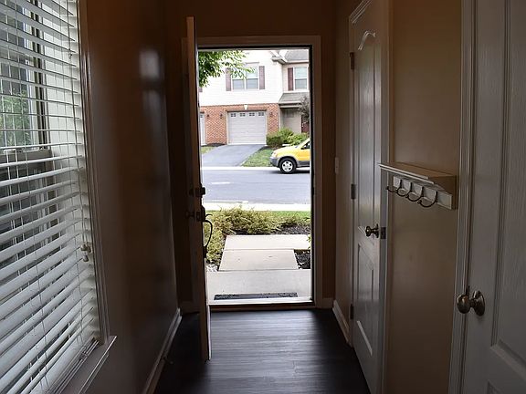 3rd image of 101 Stonecrest Ln