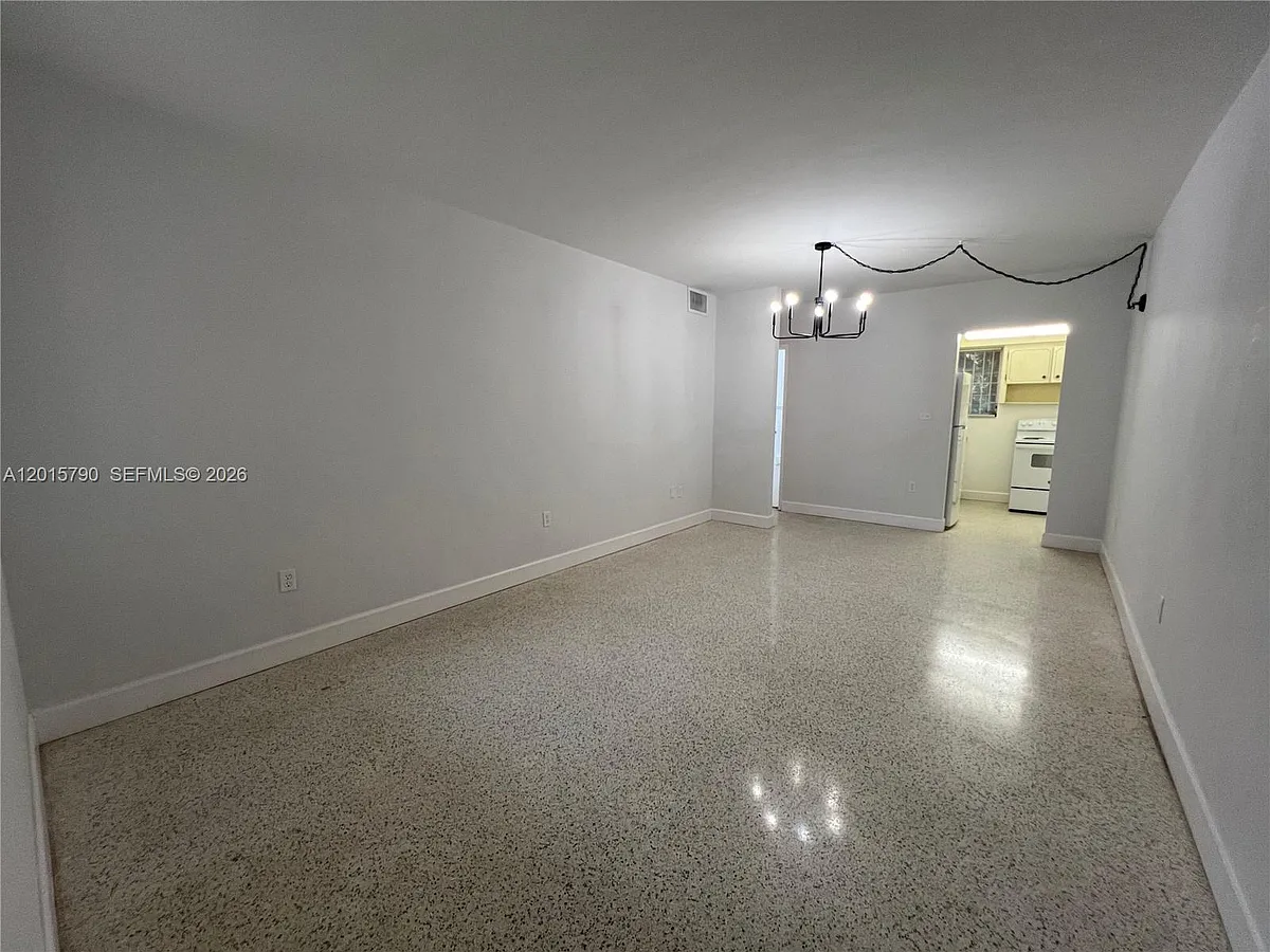 Building Photo - 675 SW 7th Ave #2