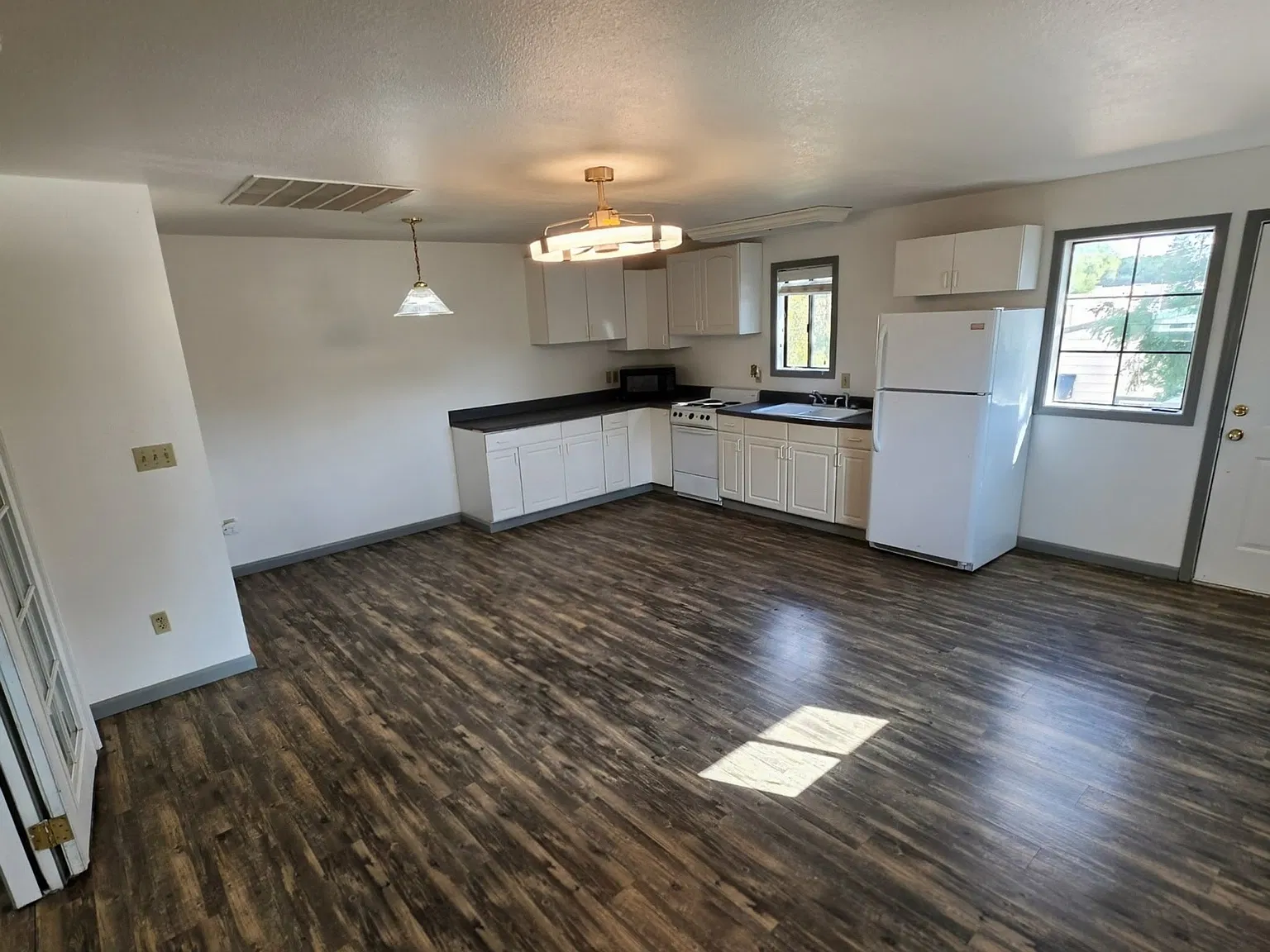 Studio, 600 sqft, $2,100 — Photo 2
