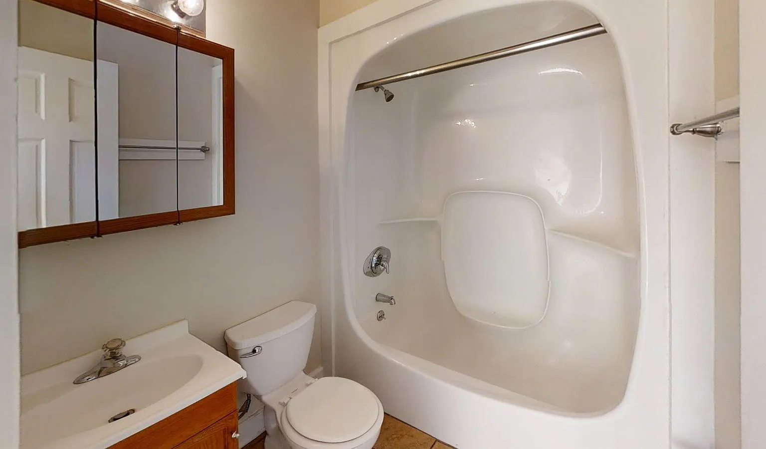 3 bed, 1.0 bath, 1400 sqft, $1,299 — Photo 4
