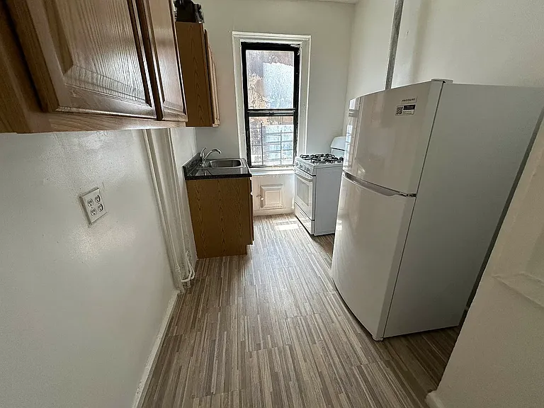 993 Summit Ave #3B — Photo 1
