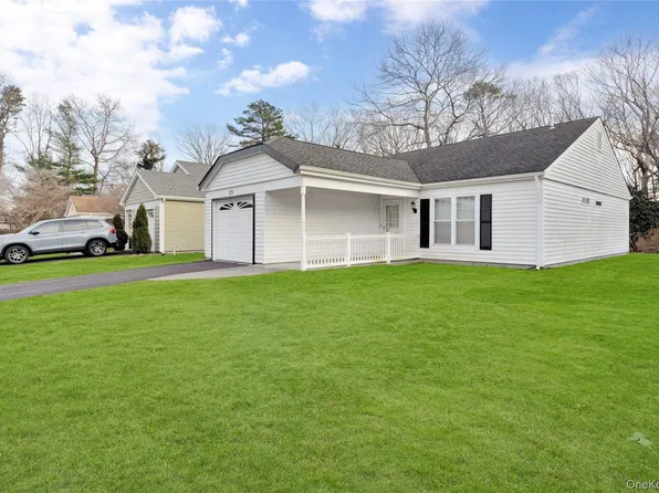 231 Belfast Ln, Ridge, NY 11961