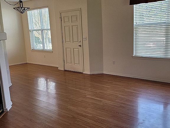 4th image of 616 NW Brookhill Ln