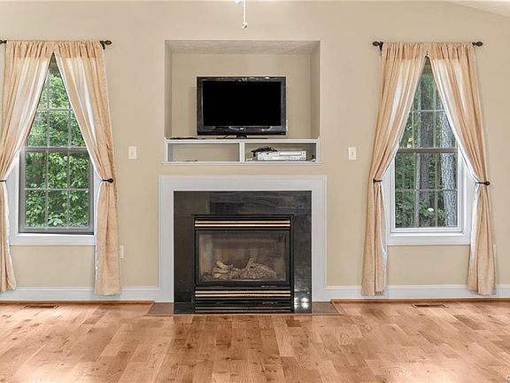 3rd image of 6050 Winsborough Ln