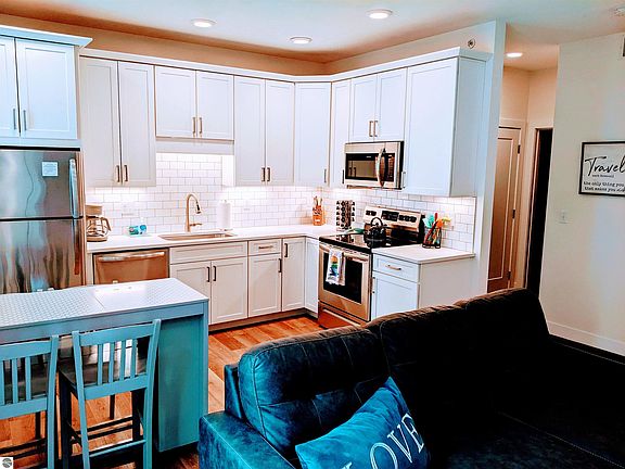 4th image of 139 E 8th St #106