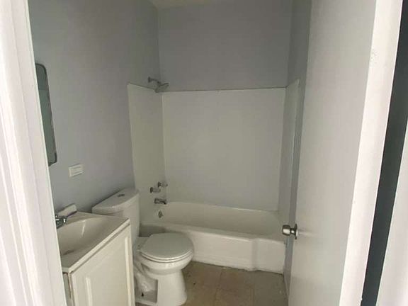 4th image of 5960 W Roosevelt Rd #1-5