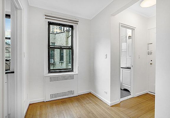 5th image of 9 W 64th St APT 1E