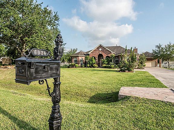 3rd image of 6026 Ravenwood Dr