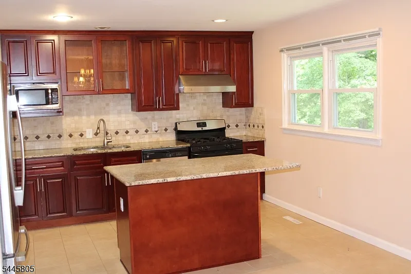 4 bed, 2.0 bath, 1928 sqft, $4,100 — Photo 4