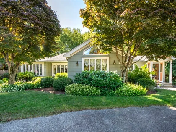 9 Dennis Cir, Randolph, MA 02368