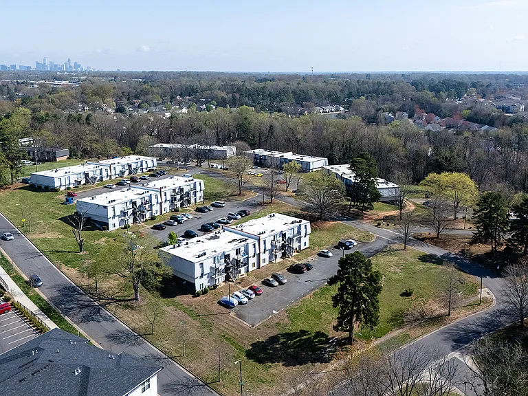 700 Farmhurst Dr #J — Photo 11