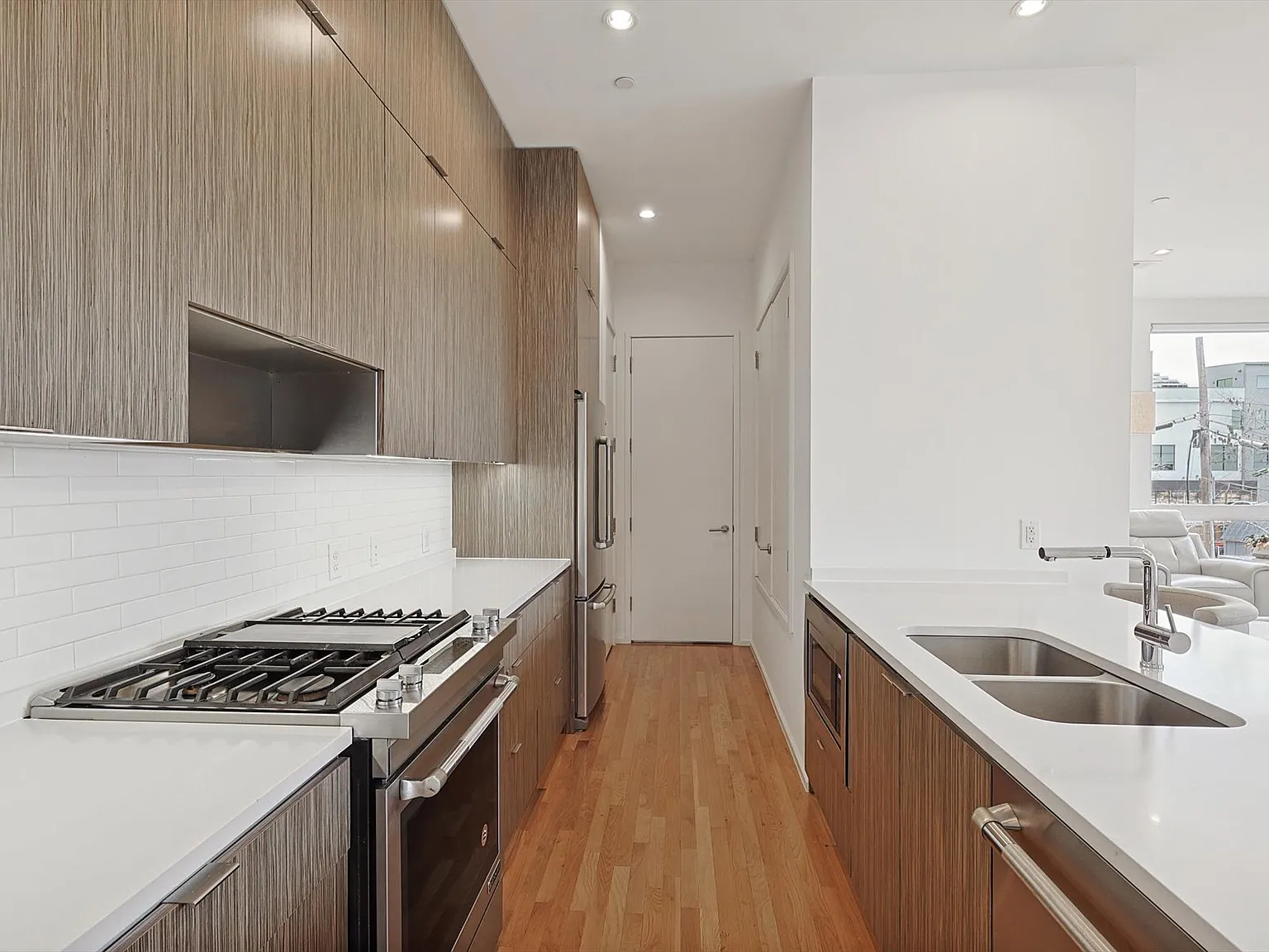 2 bed, 2.5 bath, 1920 sqft, $3,700 — Photo 4