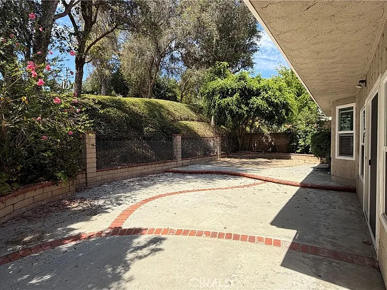 1637 Peacock Ln — Photo 30