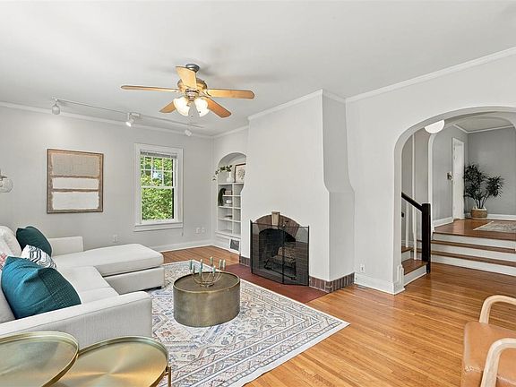 4th image of 1685 Ridge Rd