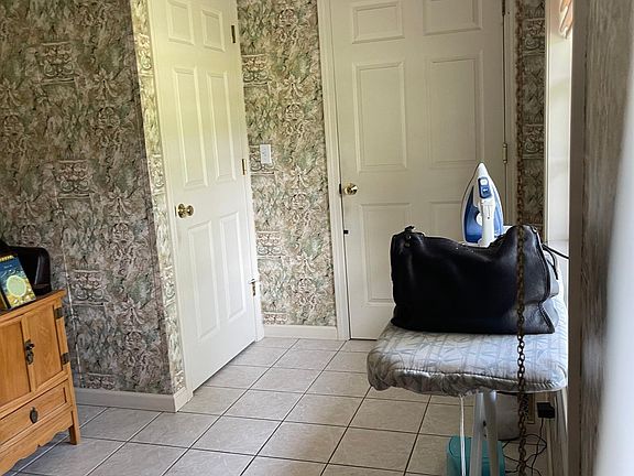 Entance from front door to apartment