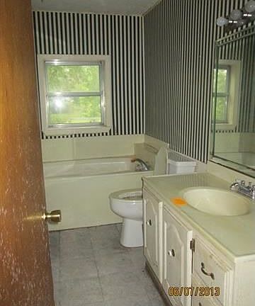 4th image of 855 E Deer St