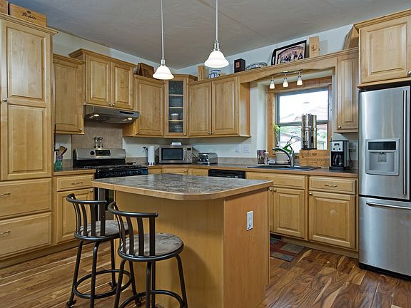 3rd image of 605 Evans St
