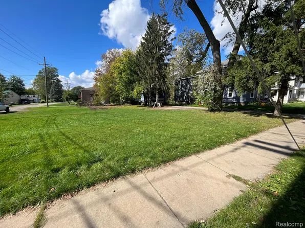 326 S Grand Ave, Fowlerville, MI 48836