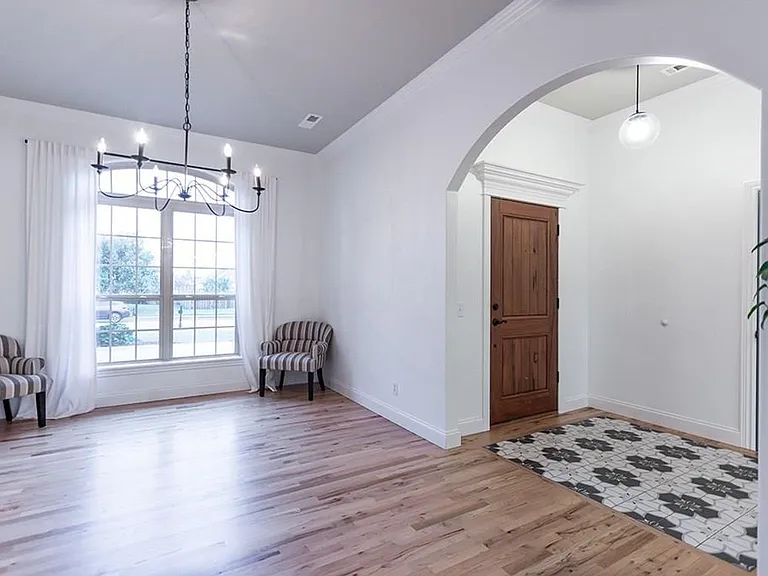 461 Bordeaux Ave — Photo 3