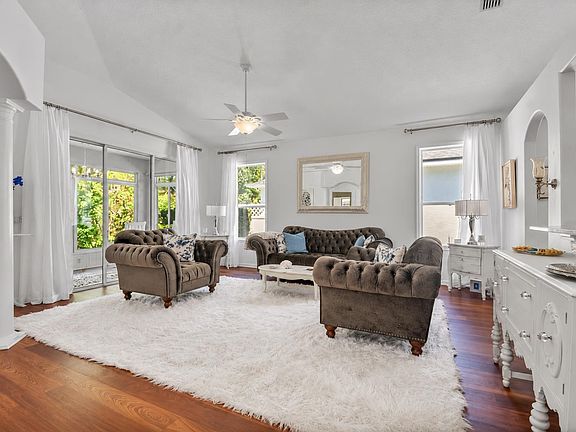 5th image of 561 Boxwood Pl