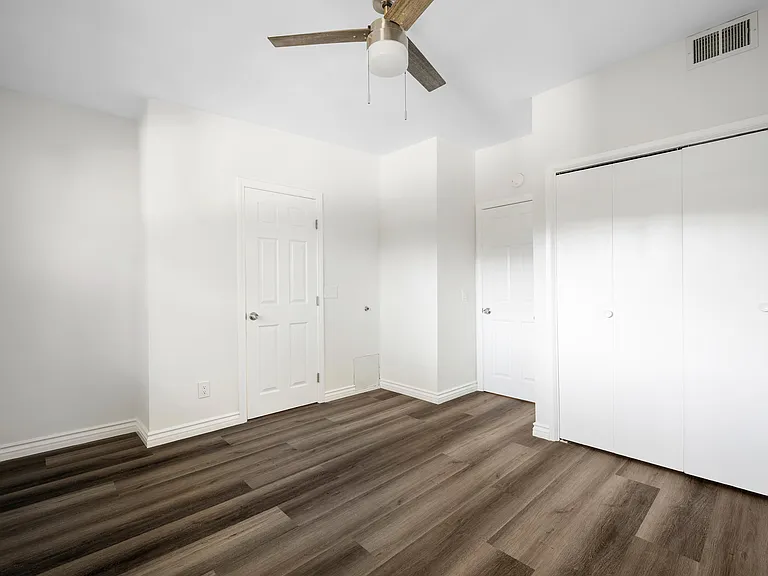 2116 E Chevy Chase Dr #C — Photo 20