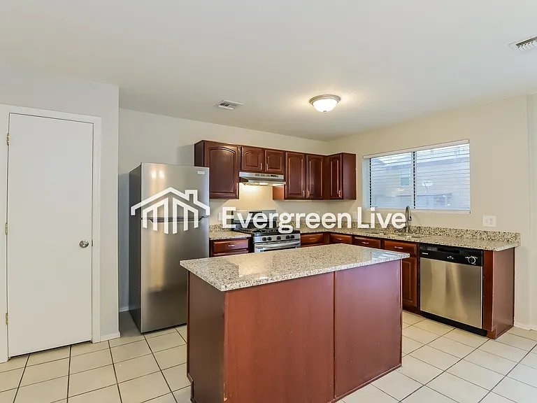 1581 E Balaton Pl — Photo 4