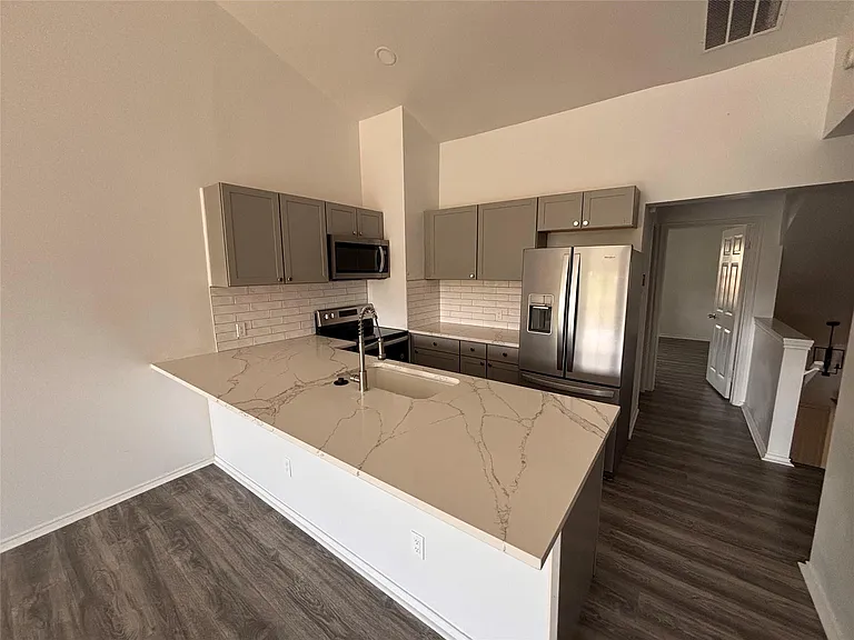 6913 Thorncliffe Dr #B — Photo 1