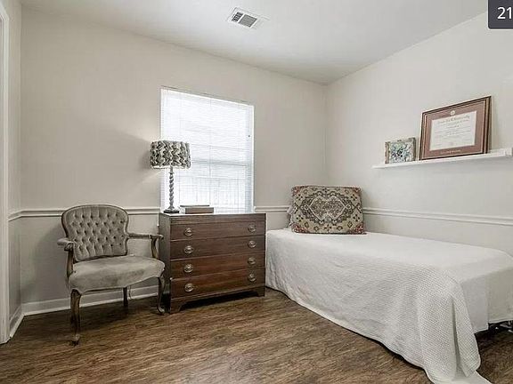 4th image of 3121 Chatsworth Dr
